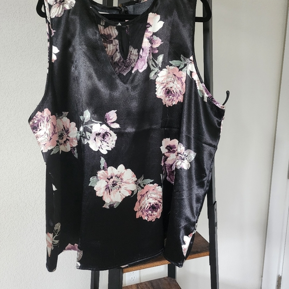 Black flowered silk top - Picture 1 of 3